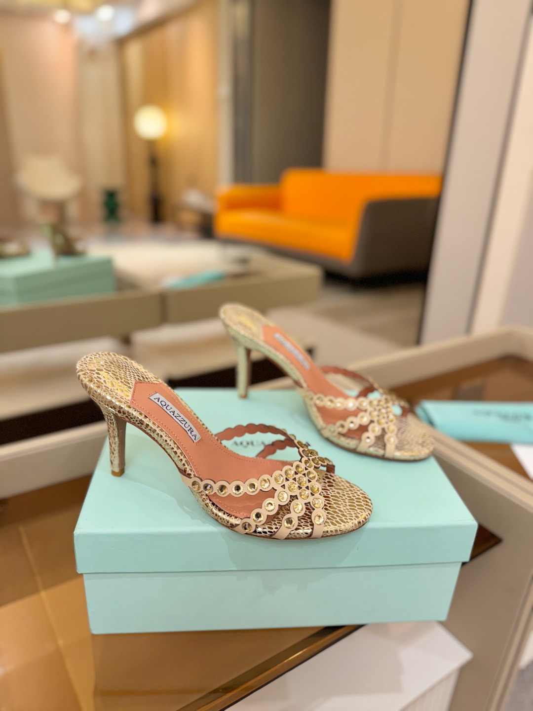 Aquazzura   菠萝    𝐒𝐒  𝐧𝐞𝐰春夏新品高跟凉鞋。满满的钻，超闪 🌸((☀️⥎☀️))