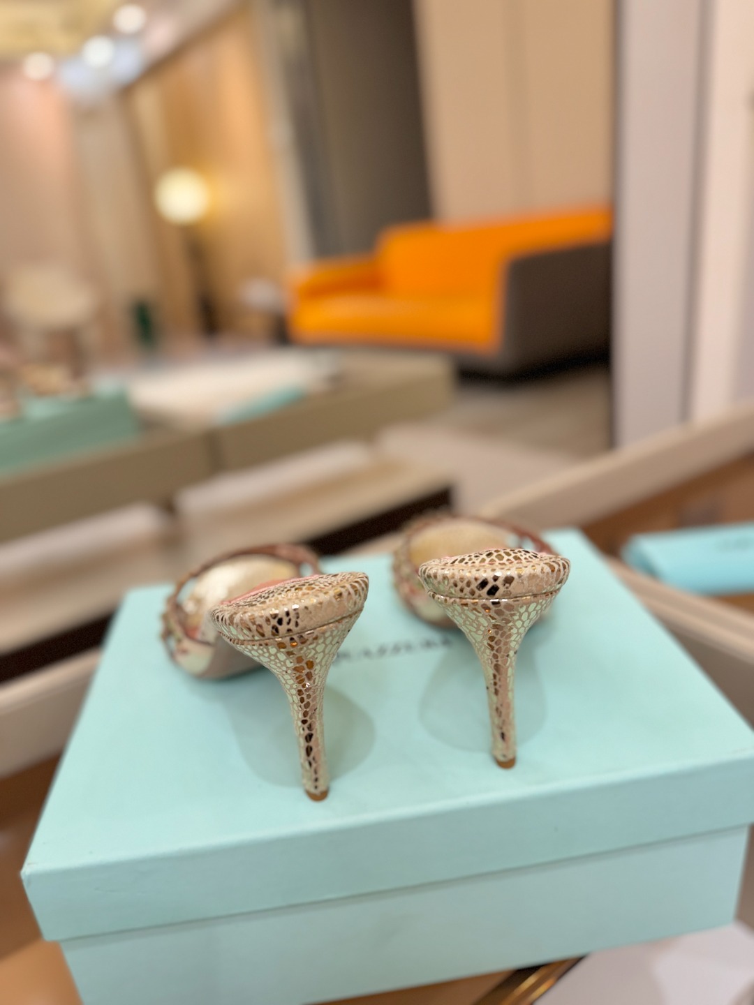 Aquazzura   菠萝    𝐒𝐒  𝐧𝐞𝐰春夏新品高跟凉鞋。满满的钻，超闪 🌸((☀️⥎☀️))