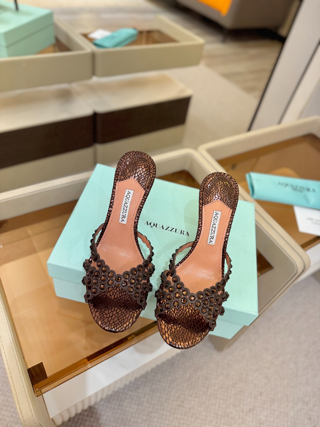 Aquazzura   菠萝    𝐒𝐒  𝐧𝐞𝐰春夏新品高跟凉鞋。满满的钻，超闪 🌸((☀️⥎☀️))