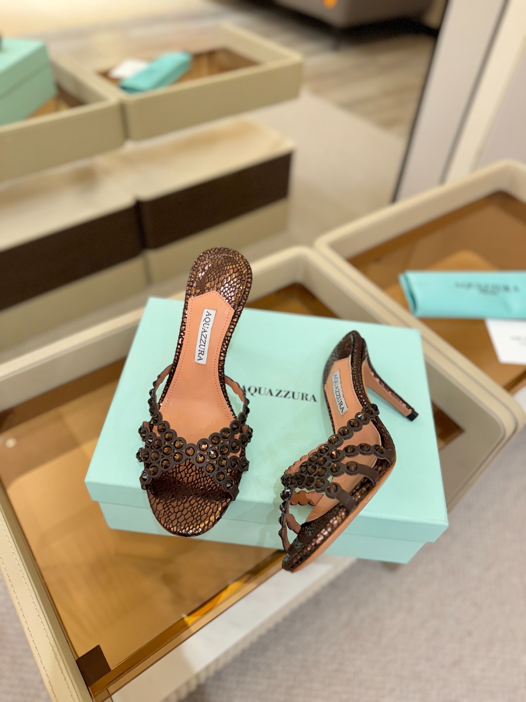 Aquazzura   菠萝    𝐒𝐒  𝐧𝐞𝐰春夏新品高跟凉鞋。满满的钻，超闪 🌸((☀️⥎☀️))