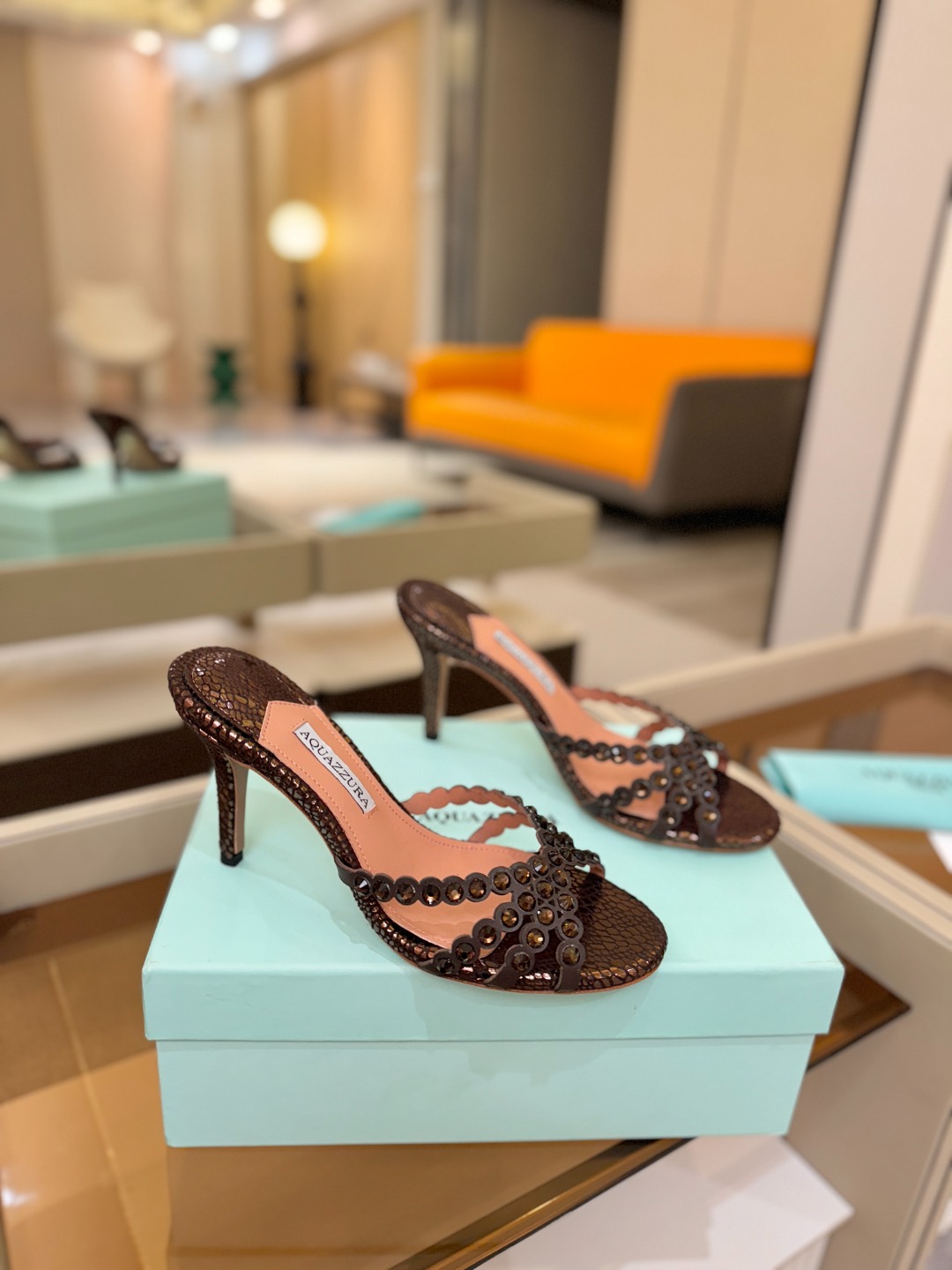 Aquazzura   菠萝    𝐒𝐒  𝐧𝐞𝐰春夏新品高跟凉鞋。满满的钻，超闪 🌸((☀️⥎☀️))