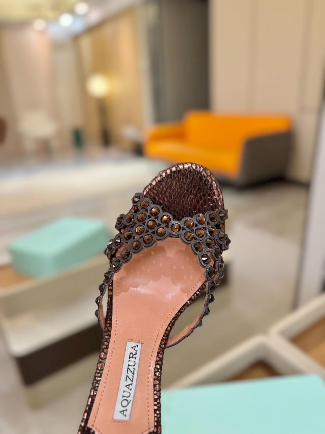 Aquazzura   菠萝    𝐒𝐒  𝐧𝐞𝐰春夏新品高跟凉鞋。满满的钻，超闪 🌸((☀️⥎☀️))