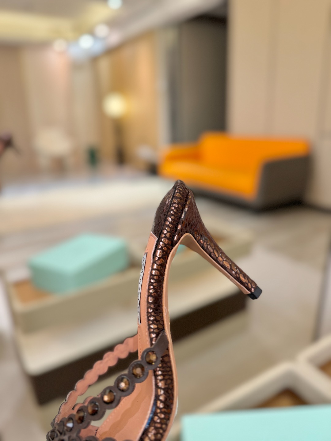 Aquazzura   菠萝    𝐒𝐒  𝐧𝐞𝐰春夏新品高跟凉鞋。满满的钻，超闪 🌸((☀️⥎☀️))