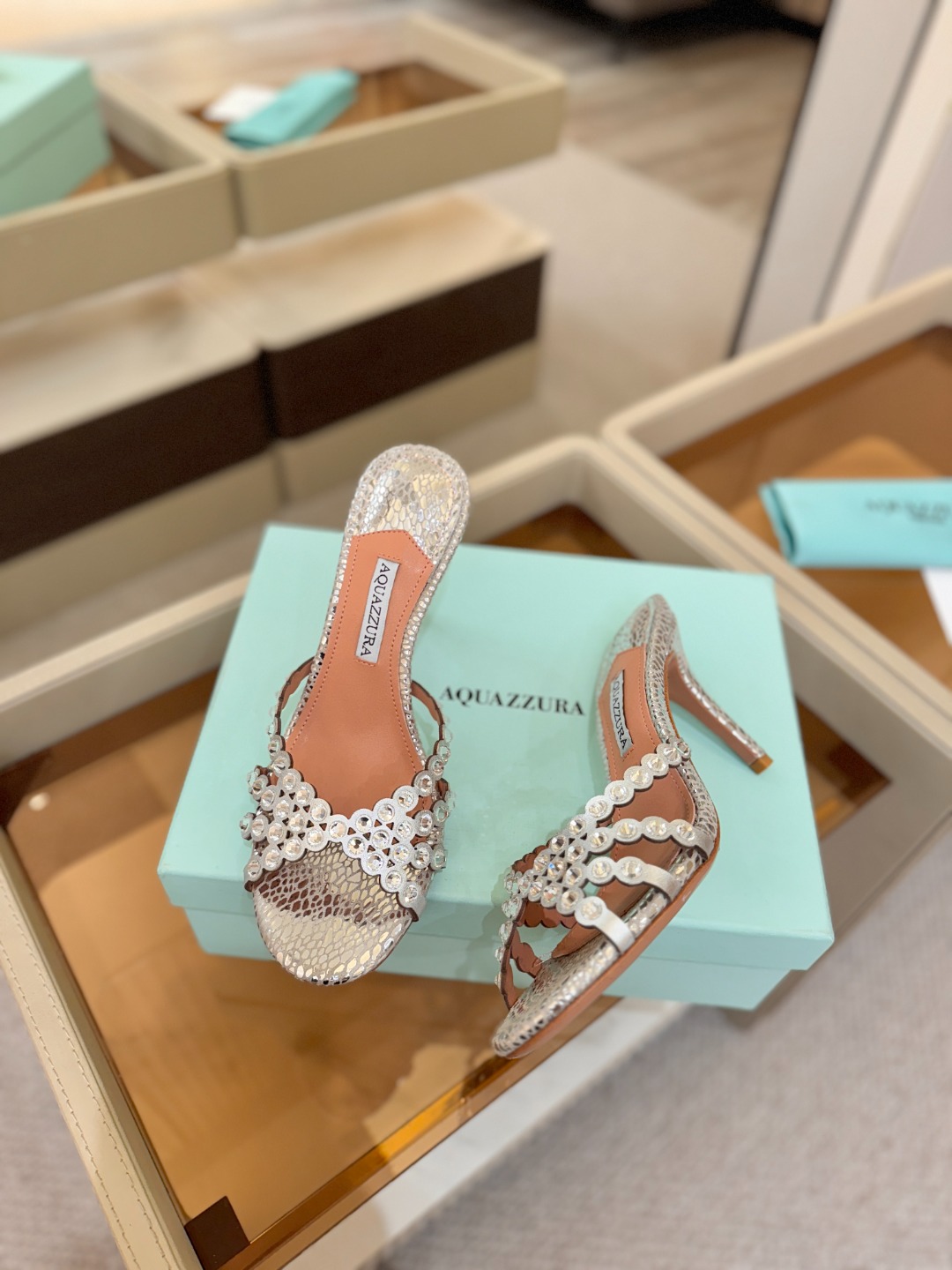 Aquazzura   菠萝    𝐒𝐒  𝐧𝐞𝐰春夏新品高跟凉鞋。满满的钻，超闪 🌸((☀️⥎☀️))