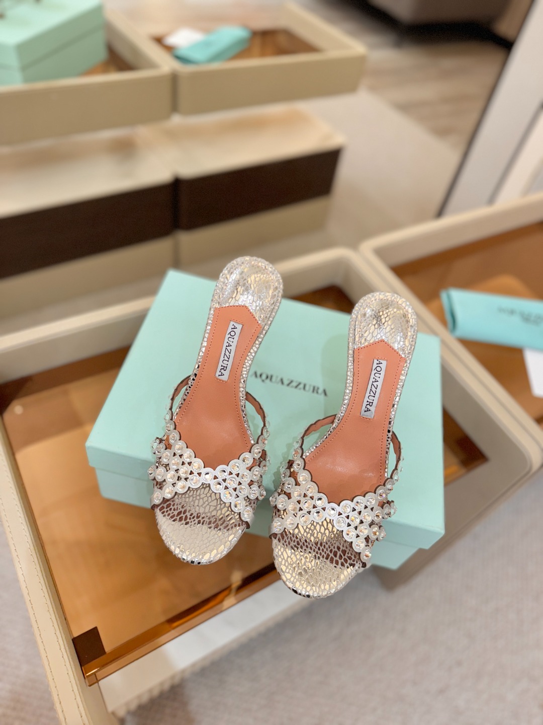 Aquazzura   菠萝    𝐒𝐒  𝐧𝐞𝐰春夏新品高跟凉鞋。满满的钻，超闪 🌸((☀️⥎☀️))