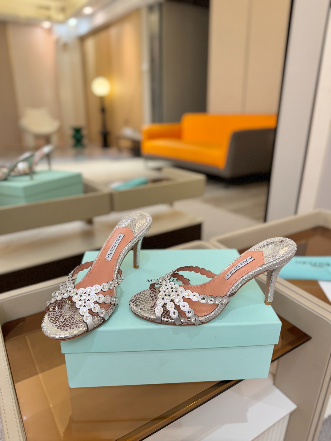 Aquazzura   菠萝    𝐒𝐒  𝐧𝐞𝐰春夏新品高跟凉鞋。满满的钻，超闪 🌸((☀️⥎☀️))