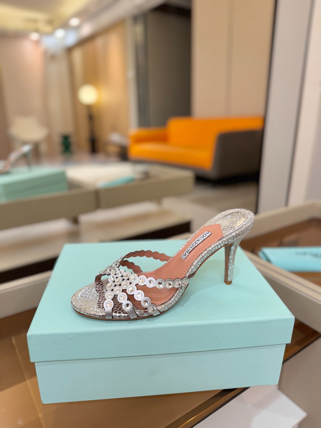 NO:869567,Price Aquazzura pineapple new spring and summer high-heeled sandals. Full of diamonds, super shiny (())(()) A must-have for exquisite women, they are so sexy!  A super elegant one. (()) One-word ankle strap high heel and half drag, simple and unique shape, tall shoe body curvature, and can elongate the calf at the same time. Worth recommending Go material Hot rhinestones on the upper Foot pads Mixed sheepskin Outsole Genuine leather outsole Heel height 8.5cm Size 35-41 (34.41.42 custom-made), high-heeled shoes, sandals, high heels, slippers, sheepskin, Leather soles19860909价格  Aquazzura菠萝  春夏新品高跟凉鞋.满满的钻,超闪 (())(())精致女人必备款太性感了吧！超级显气质的一款. (())套脚一字踝带高跟半拖,简洁别致造型,高挑的鞋身弧度,同时可拉长小腿.值得推荐 Go 材质 鞋面烫钻 垫脚混种羊皮 大底真皮大底 跟高8.5cm 码数35-41（34.41.42定做）,高跟鞋拖鞋,sandals,high heels,slippers,sheepskin,Leather soles,Women's Shoes