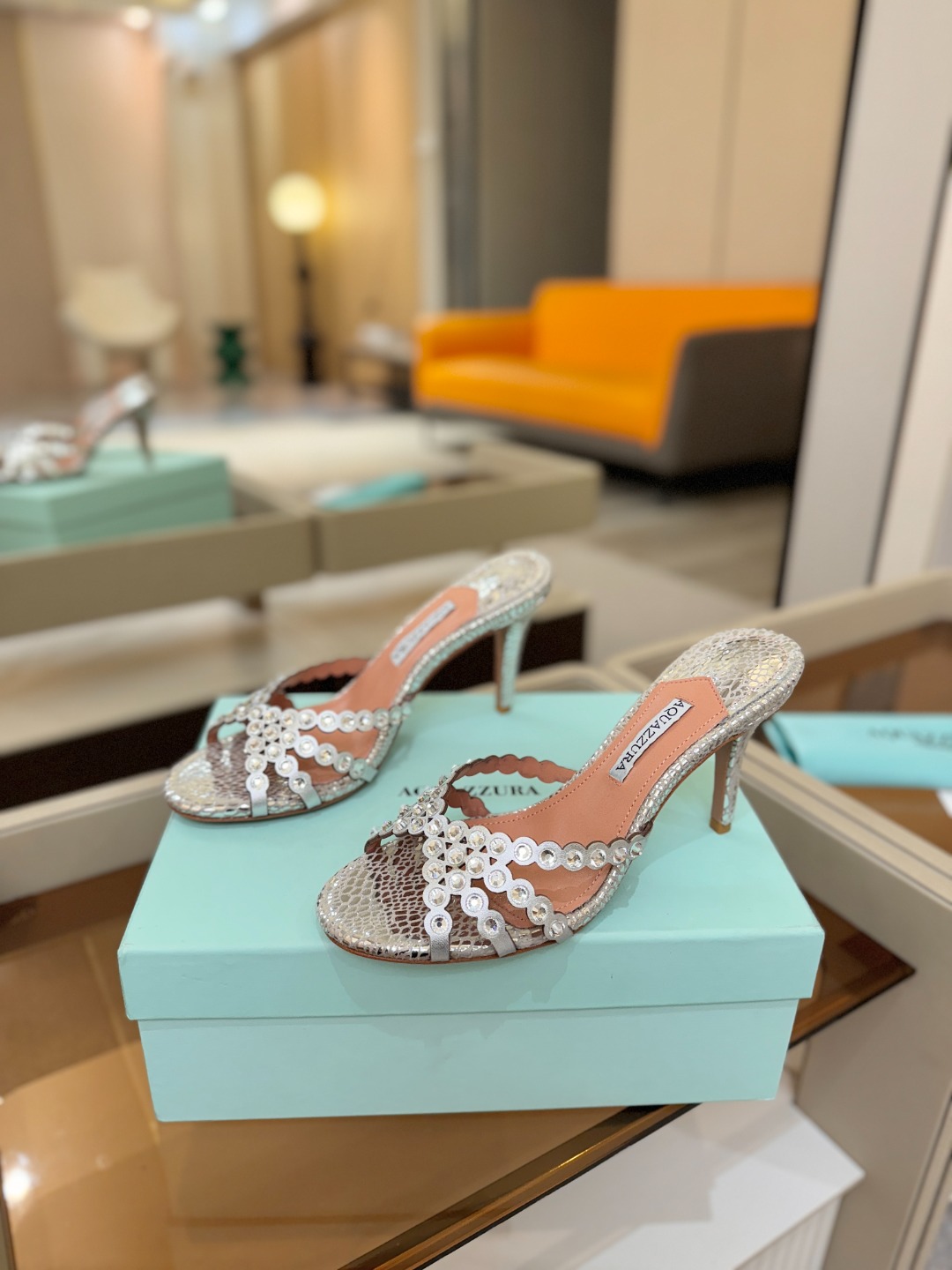 Aquazzura   菠萝    𝐒𝐒  𝐧𝐞𝐰春夏新品高跟凉鞋。满满的钻，超闪 🌸((☀️⥎☀️))