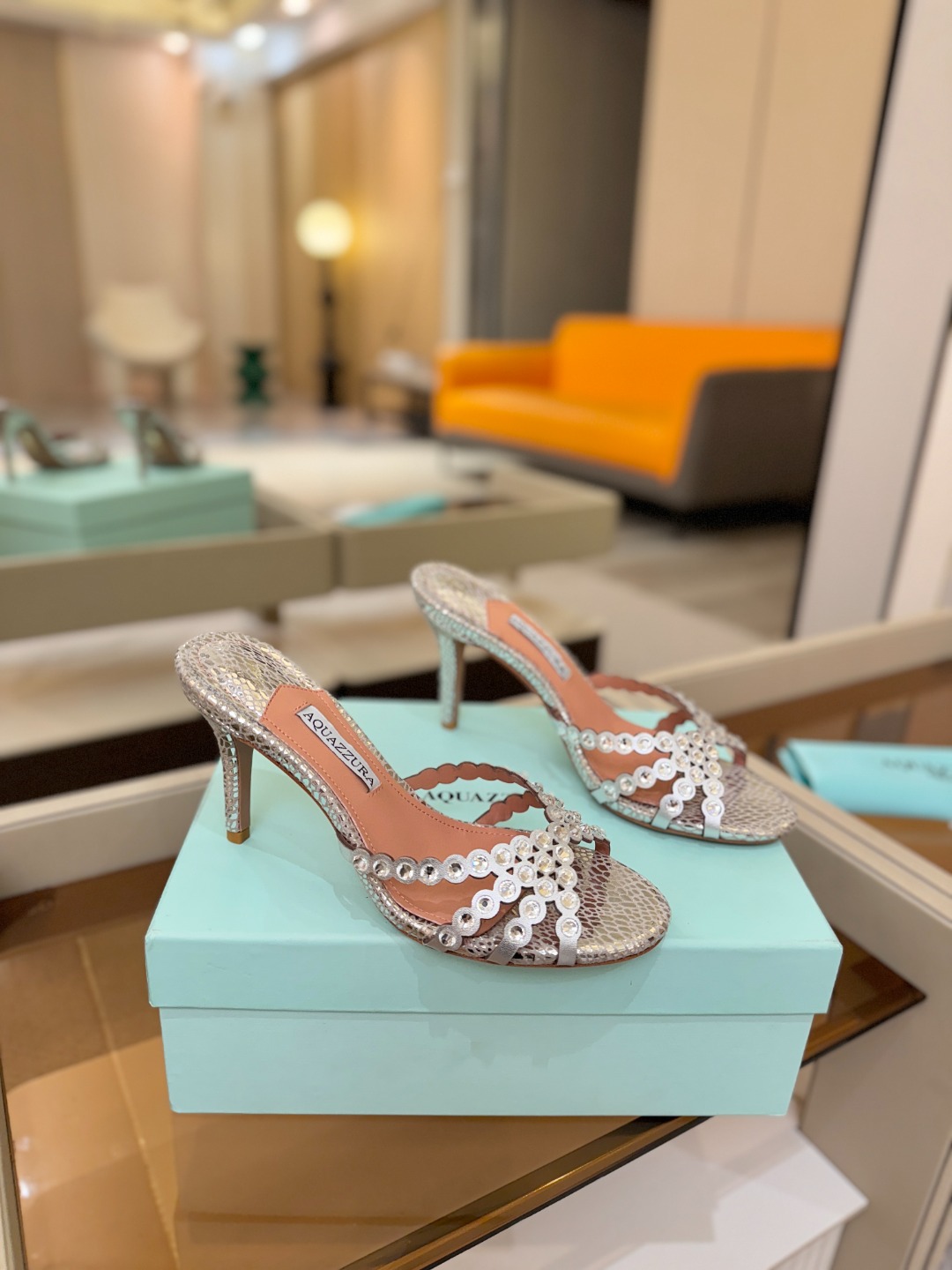 Aquazzura   菠萝    𝐒𝐒  𝐧𝐞𝐰春夏新品高跟凉鞋。满满的钻，超闪 🌸((☀️⥎☀️))