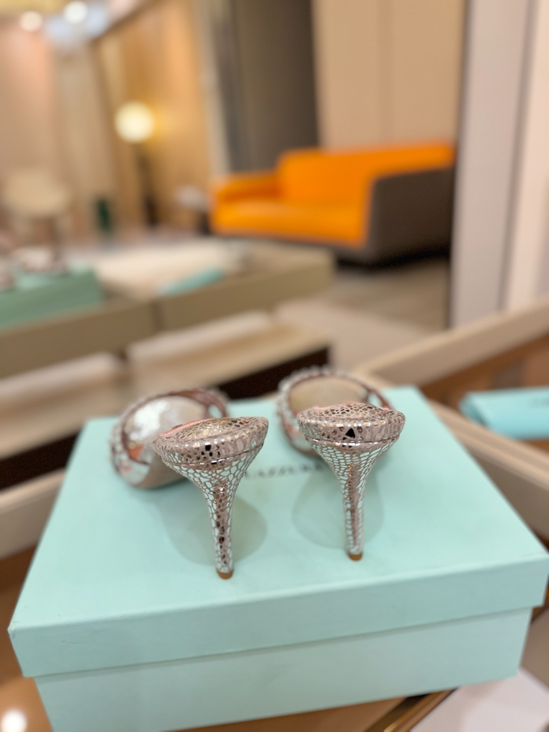 Aquazzura   菠萝    𝐒𝐒  𝐧𝐞𝐰春夏新品高跟凉鞋。满满的钻，超闪 🌸((☀️⥎☀️))