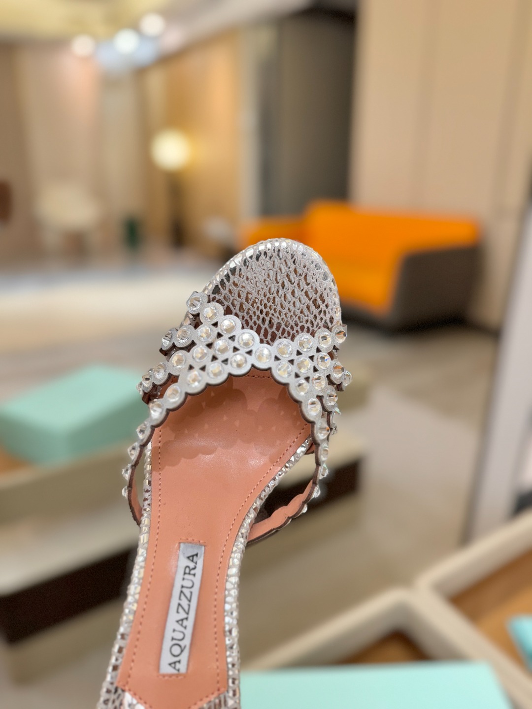 Aquazzura   菠萝    𝐒𝐒  𝐧𝐞𝐰春夏新品高跟凉鞋。满满的钻，超闪 🌸((☀️⥎☀️))