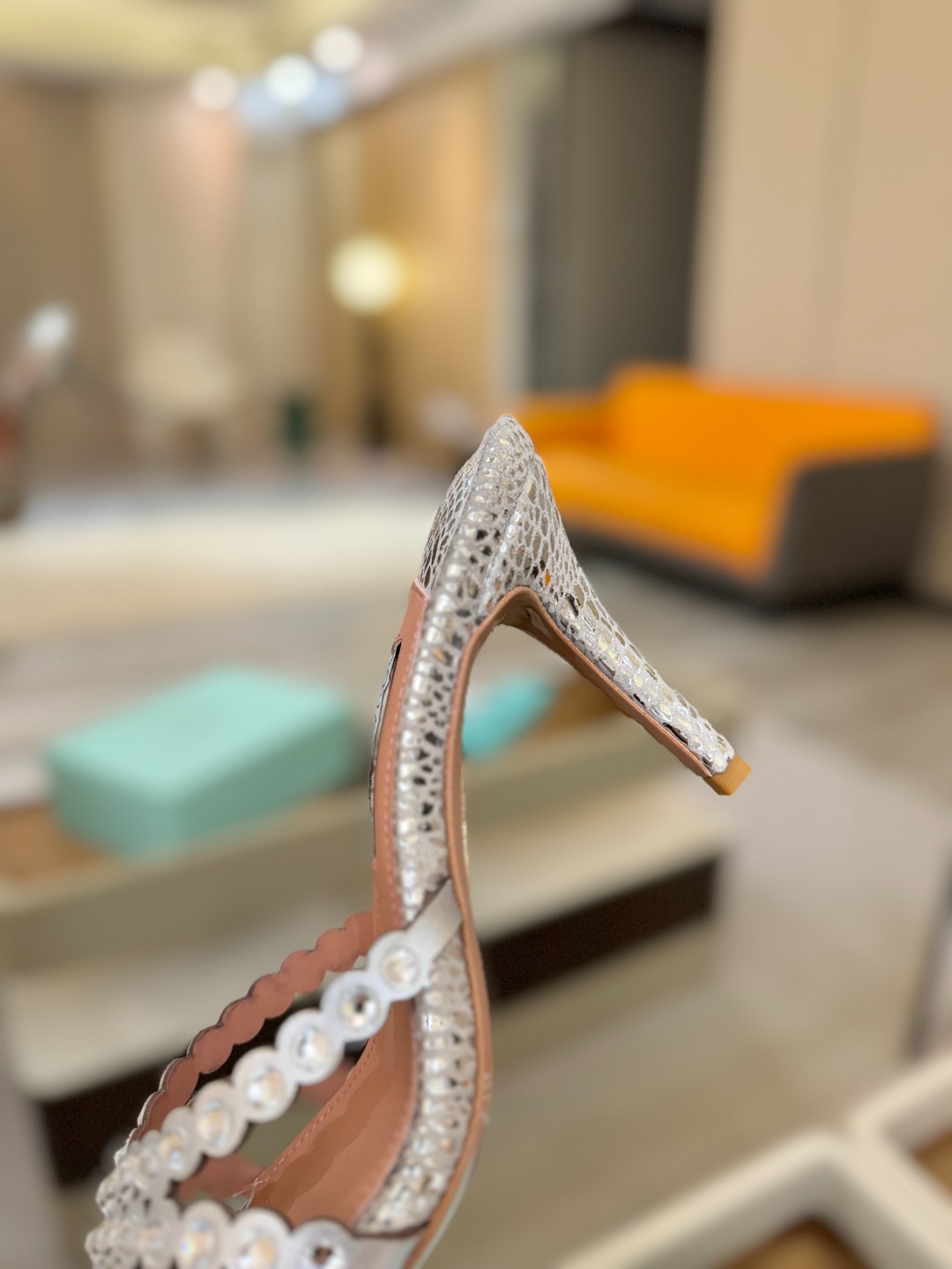 Aquazzura   菠萝    𝐒𝐒  𝐧𝐞𝐰春夏新品高跟凉鞋。满满的钻，超闪 🌸((☀️⥎☀️))