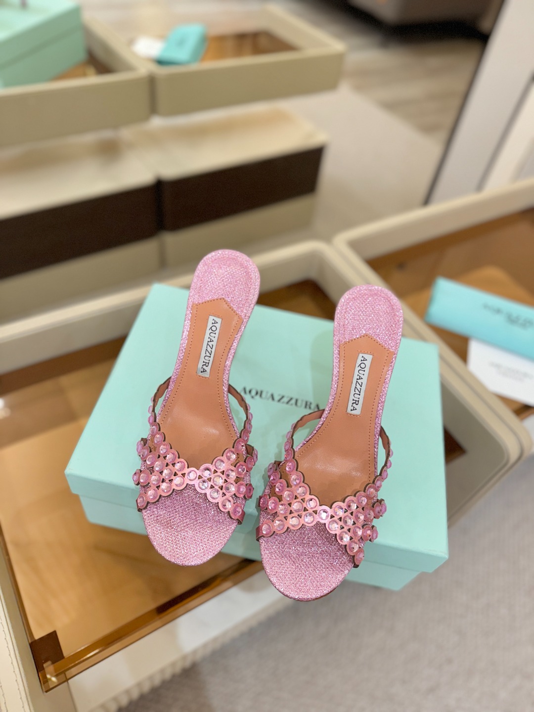 Aquazzura   菠萝    𝐒𝐒  𝐧𝐞𝐰春夏新品高跟半鞋。满满的钻，超闪 🌸((☀️⥎☀️))
