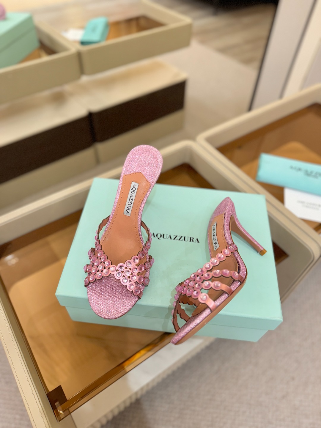 Aquazzura   菠萝    𝐒𝐒  𝐧𝐞𝐰春夏新品高跟半鞋。满满的钻，超闪 🌸((☀️⥎☀️))