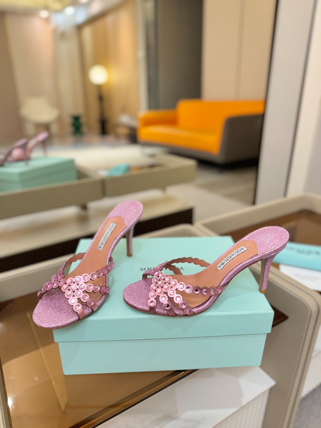 Aquazzura   菠萝    𝐒𝐒  𝐧𝐞𝐰春夏新品高跟半鞋。满满的钻，超闪 🌸((☀️⥎☀️))