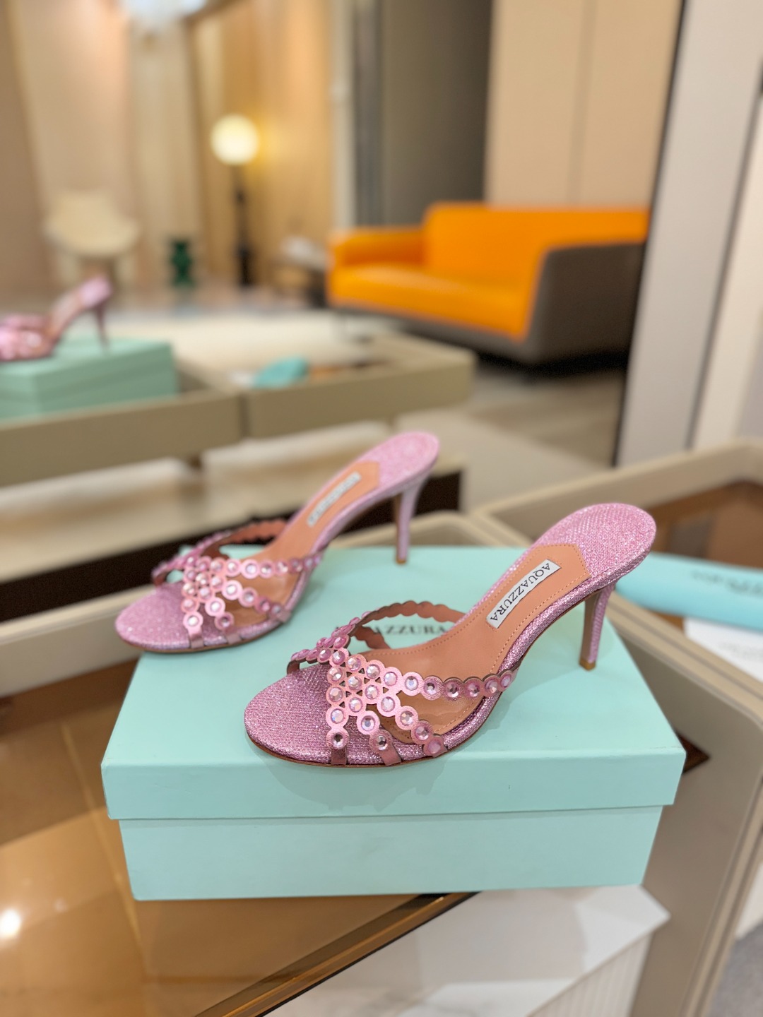 Aquazzura   菠萝    𝐒𝐒  𝐧𝐞𝐰春夏新品高跟半鞋。满满的钻，超闪 🌸((☀️⥎☀️))