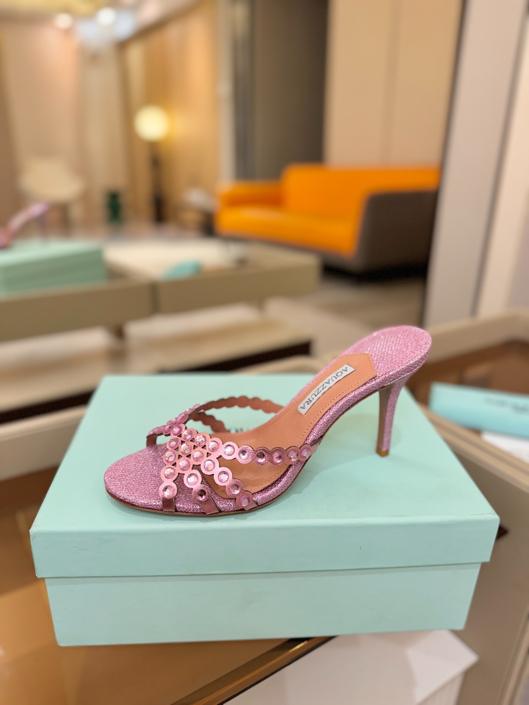 Aquazzura   菠萝    𝐒𝐒  𝐧𝐞𝐰春夏新品高跟半鞋。满满的钻，超闪 🌸((☀️⥎☀️))