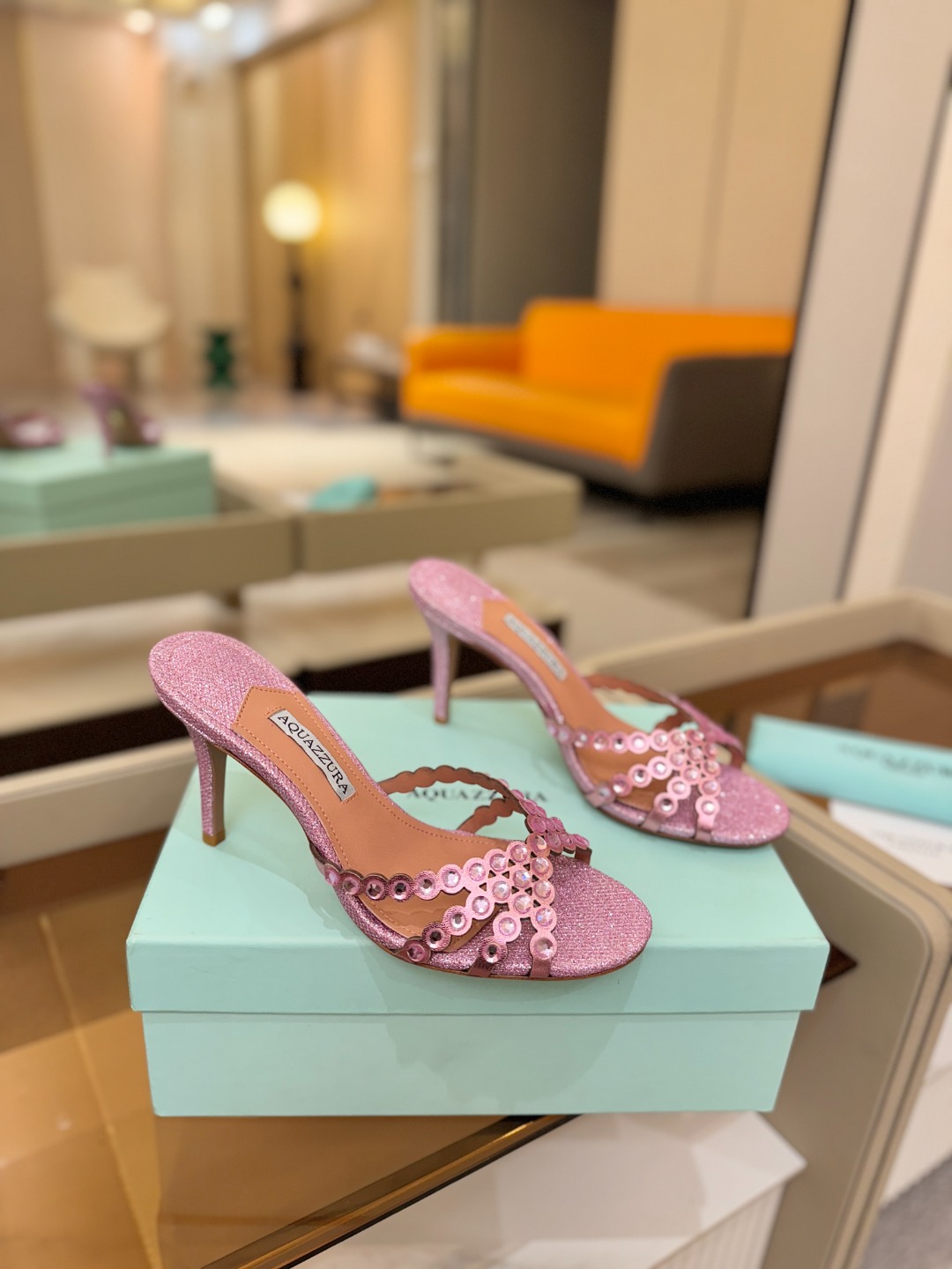 Aquazzura   菠萝    𝐒𝐒  𝐧𝐞𝐰春夏新品高跟半鞋。满满的钻，超闪 🌸((☀️⥎☀️))