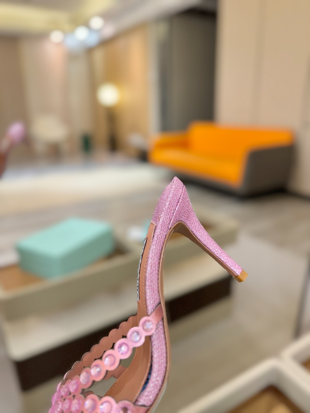 Aquazzura   菠萝    𝐒𝐒  𝐧𝐞𝐰春夏新品高跟半鞋。满满的钻，超闪 🌸((☀️⥎☀️))