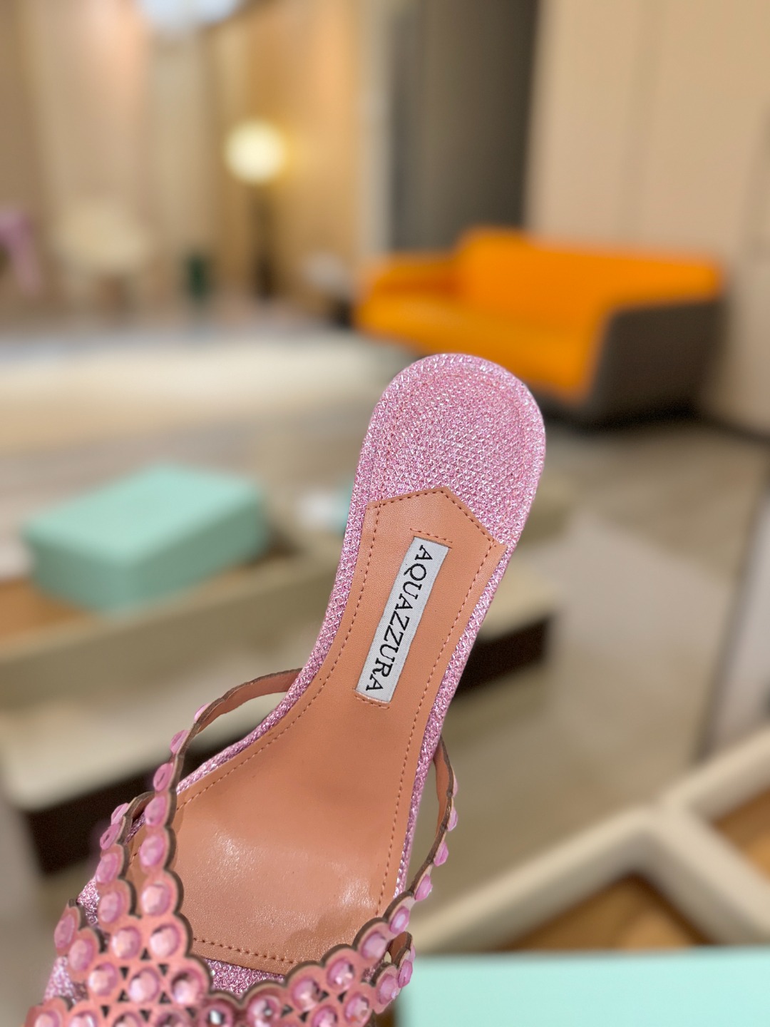 Aquazzura   菠萝    𝐒𝐒  𝐧𝐞𝐰春夏新品高跟半鞋。满满的钻，超闪 🌸((☀️⥎☀️))