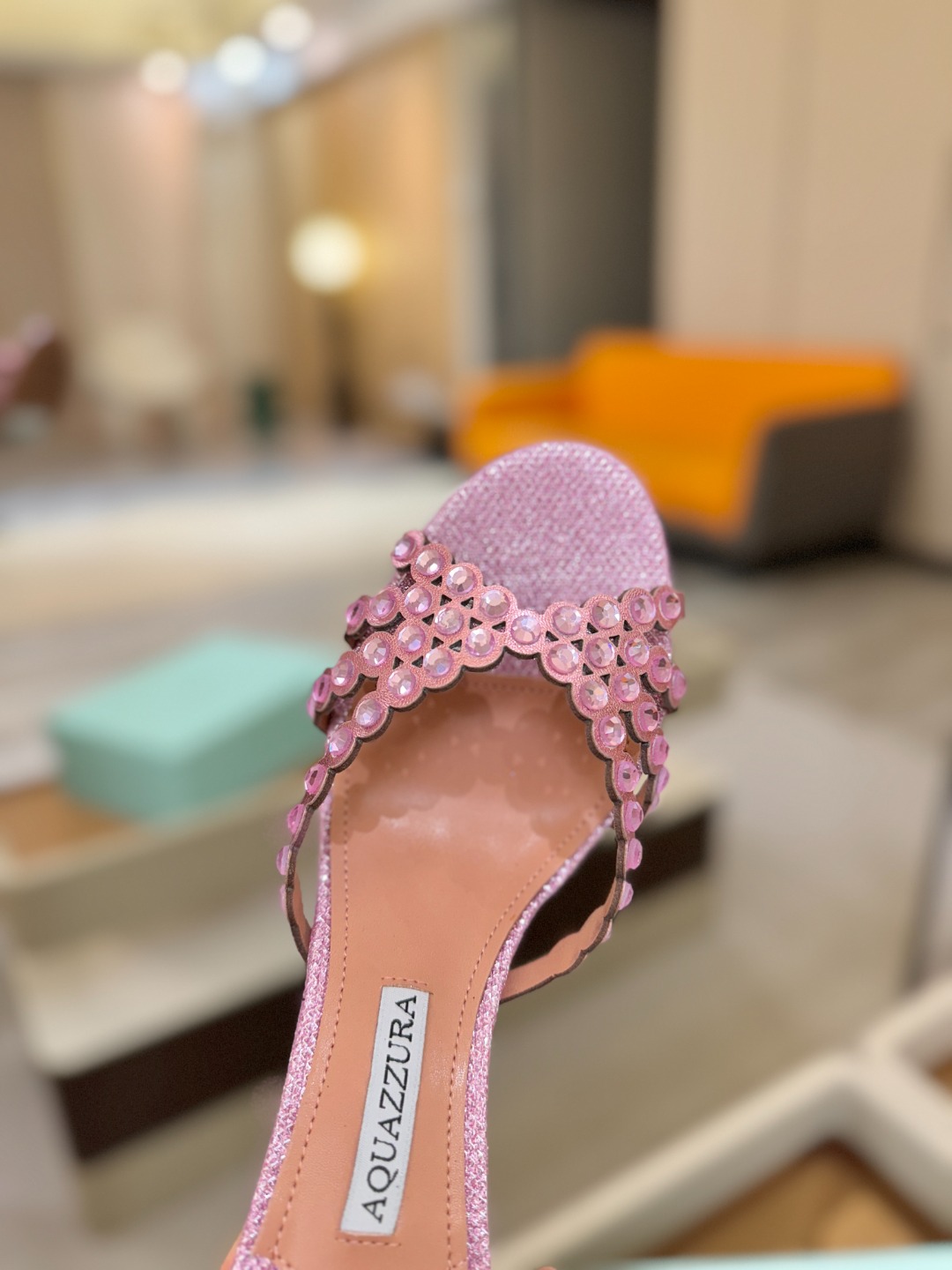 Aquazzura   菠萝    𝐒𝐒  𝐧𝐞𝐰春夏新品高跟半鞋。满满的钻，超闪 🌸((☀️⥎☀️))