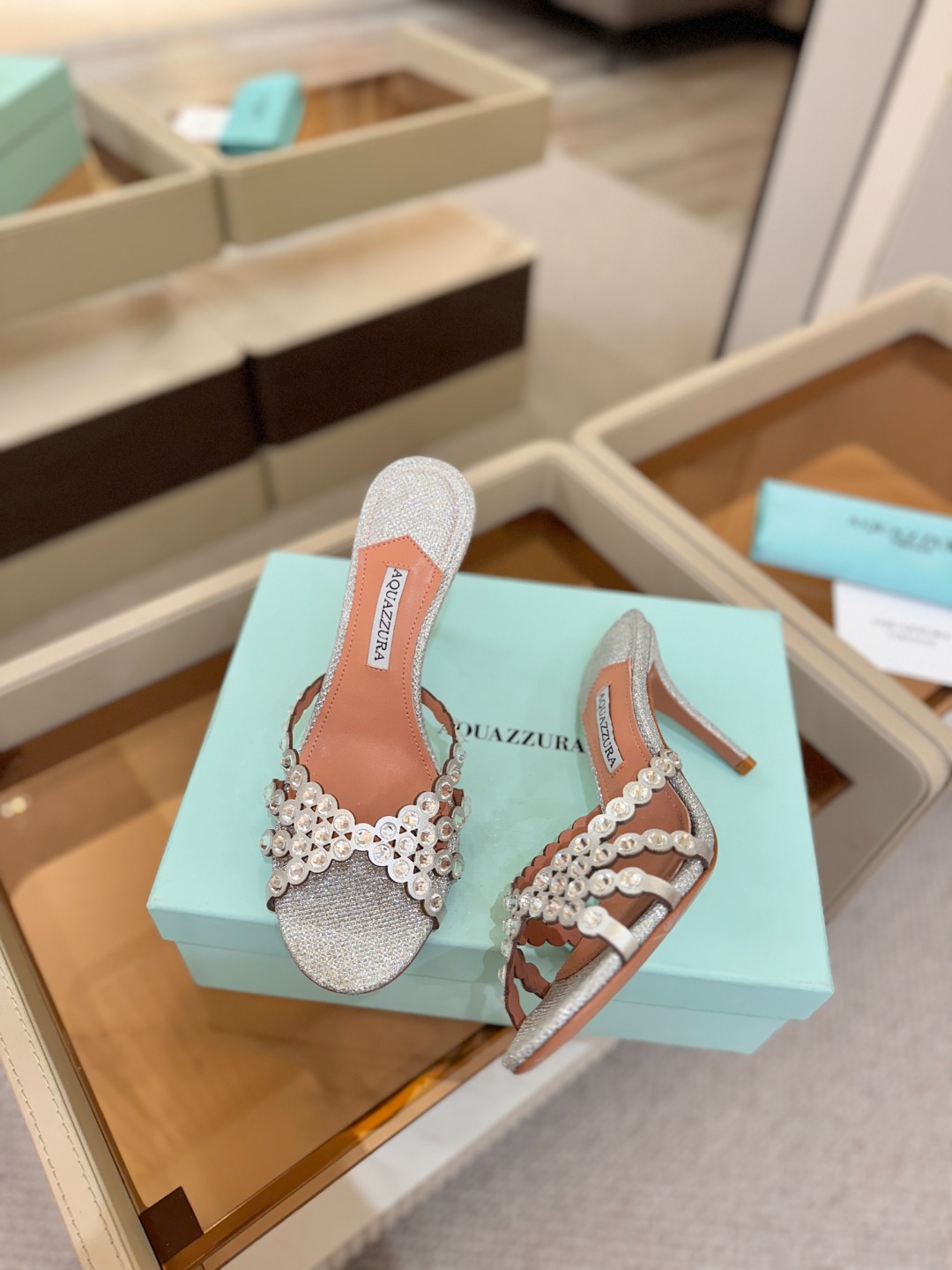 Aquazzura   菠萝    𝐒𝐒  𝐧𝐞𝐰春夏新品高跟半鞋。满满的钻，超闪 🌸((☀️⥎☀️))