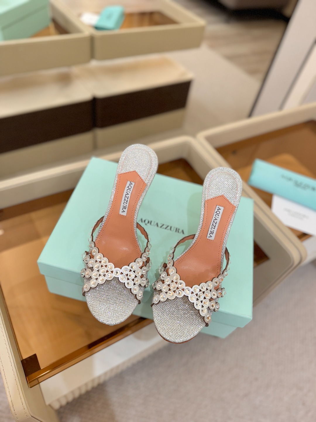 Aquazzura   菠萝    𝐒𝐒  𝐧𝐞𝐰春夏新品高跟半鞋。满满的钻，超闪 🌸((☀️⥎☀️))
