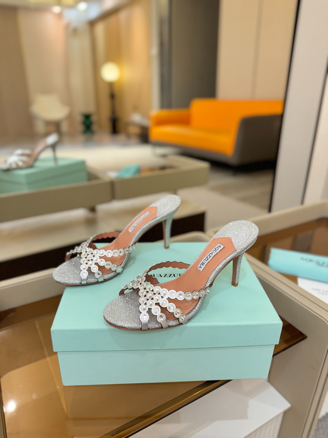 Aquazzura   菠萝    𝐒𝐒  𝐧𝐞𝐰春夏新品高跟半鞋。满满的钻，超闪 🌸((☀️⥎☀️))