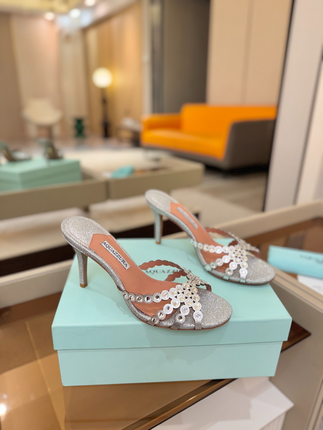 Aquazzura   菠萝    𝐒𝐒  𝐧𝐞𝐰春夏新品高跟半鞋。满满的钻，超闪 🌸((☀️⥎☀️))