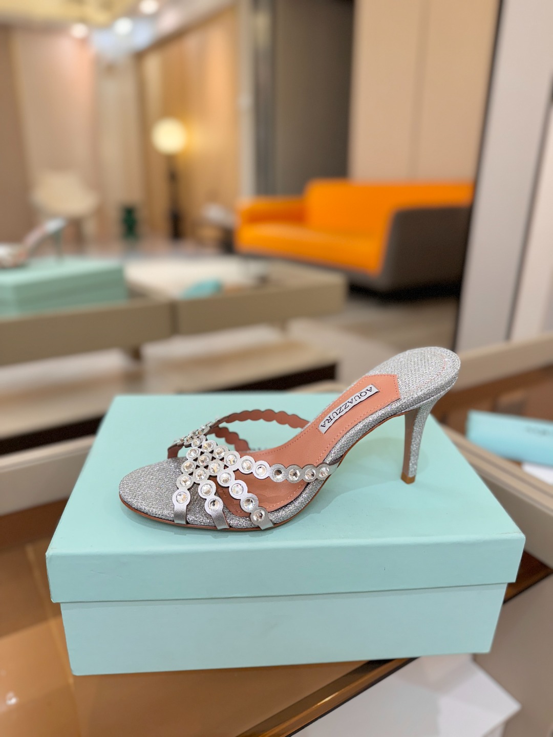 Aquazzura   菠萝    𝐒𝐒  𝐧𝐞𝐰春夏新品高跟半鞋。满满的钻，超闪 🌸((☀️⥎☀️))