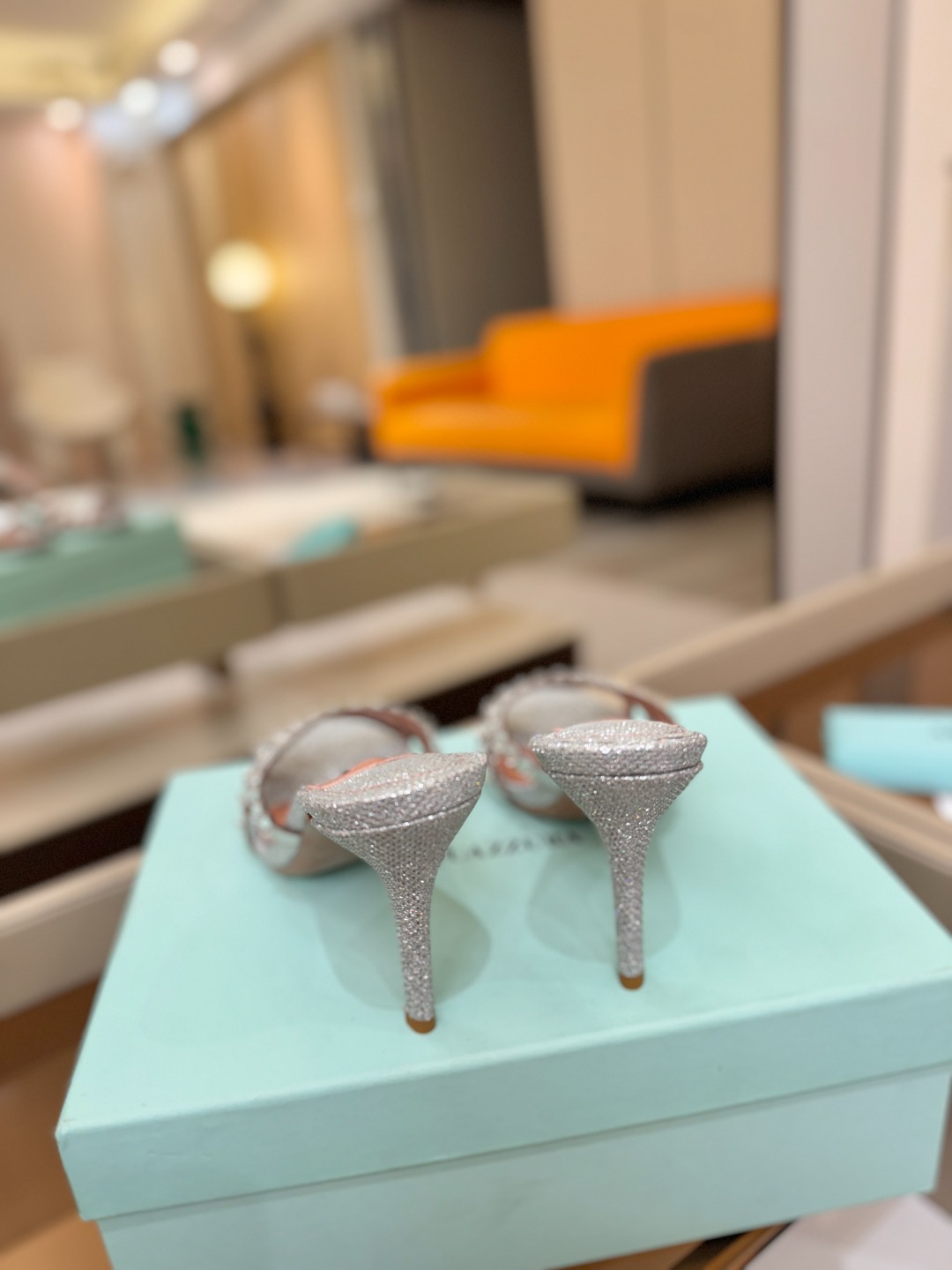 Aquazzura   菠萝    𝐒𝐒  𝐧𝐞𝐰春夏新品高跟半鞋。满满的钻，超闪 🌸((☀️⥎☀️))