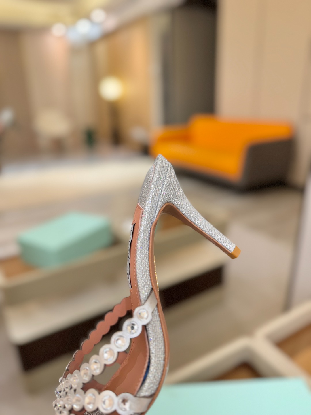 Aquazzura   菠萝    𝐒𝐒  𝐧𝐞𝐰春夏新品高跟半鞋。满满的钻，超闪 🌸((☀️⥎☀️))