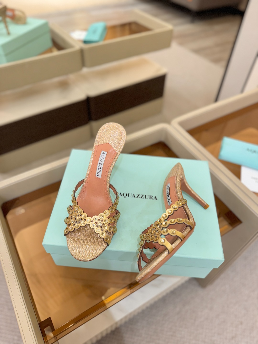 Aquazzura   菠萝    𝐒𝐒  𝐧𝐞𝐰春夏新品高跟半鞋。满满的钻，超闪 🌸((☀️⥎☀️))