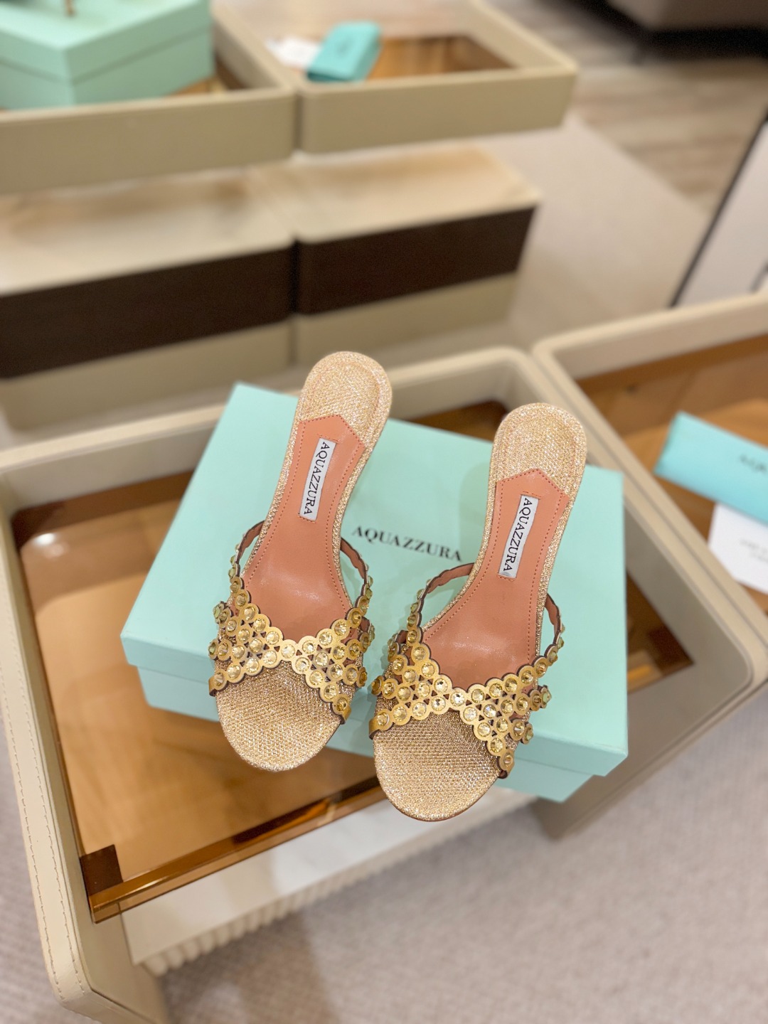 Aquazzura   菠萝    𝐒𝐒  𝐧𝐞𝐰春夏新品高跟半鞋。满满的钻，超闪 🌸((☀️⥎☀️))