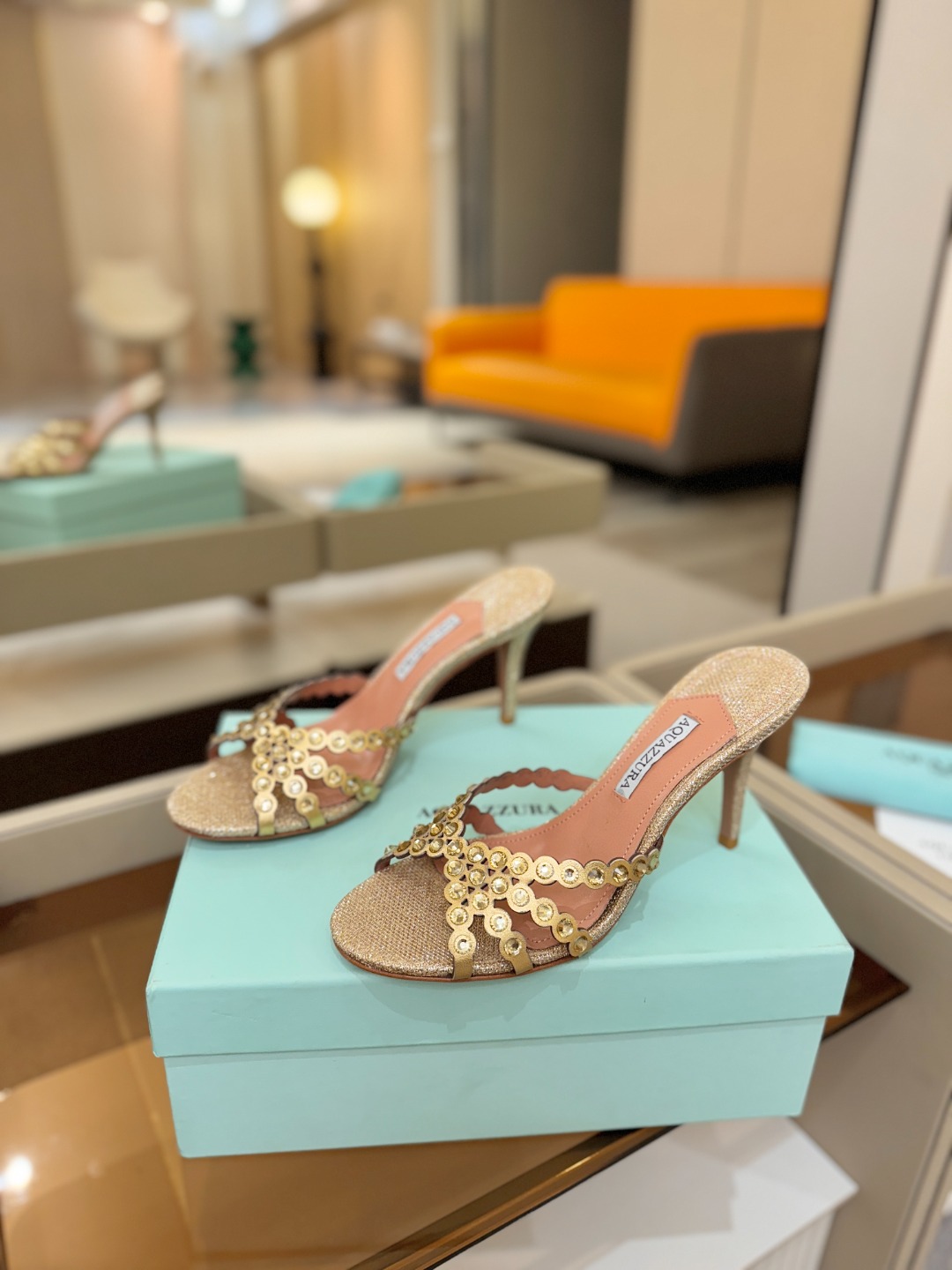 Aquazzura   菠萝    𝐒𝐒  𝐧𝐞𝐰春夏新品高跟半鞋。满满的钻，超闪 🌸((☀️⥎☀️))