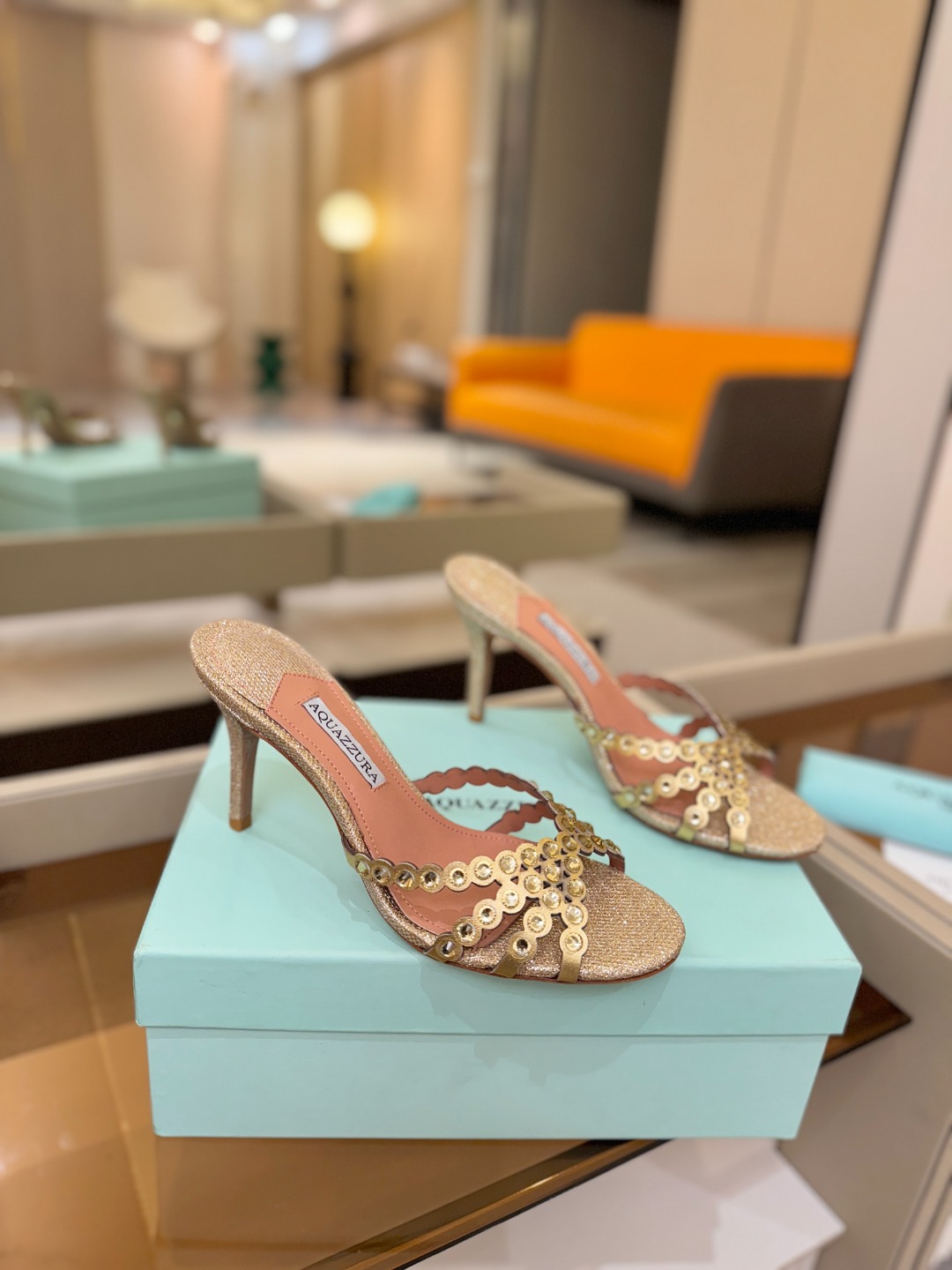 Aquazzura   菠萝    𝐒𝐒  𝐧𝐞𝐰春夏新品高跟半鞋。满满的钻，超闪 🌸((☀️⥎☀️))