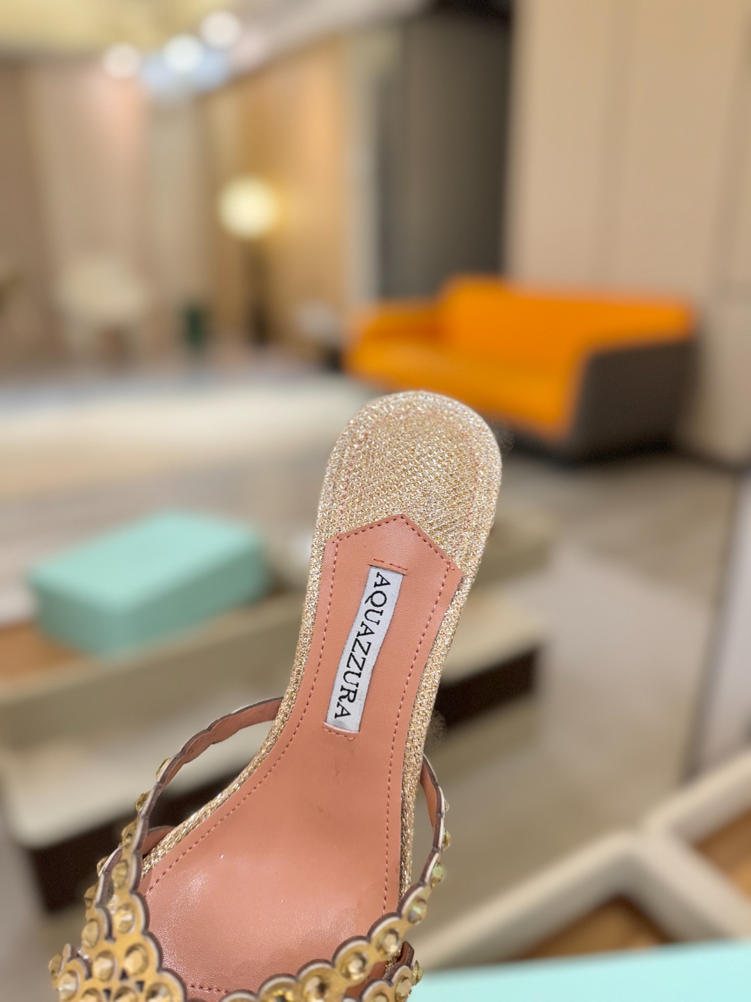 Aquazzura   菠萝    𝐒𝐒  𝐧𝐞𝐰春夏新品高跟半鞋。满满的钻，超闪 🌸((☀️⥎☀️))