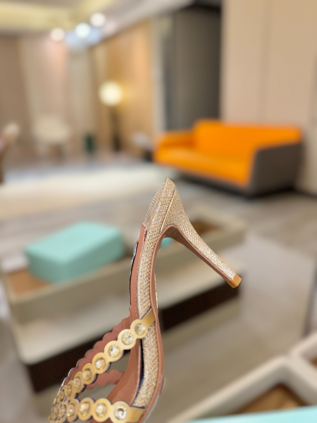 Aquazzura   菠萝    𝐒𝐒  𝐧𝐞𝐰春夏新品高跟半鞋。满满的钻，超闪 🌸((☀️⥎☀️))