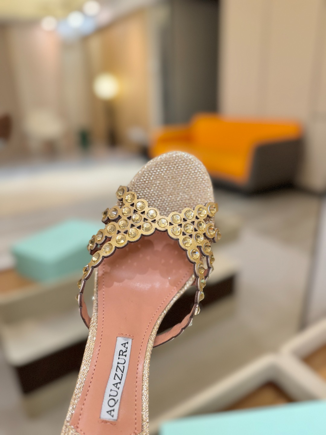 Aquazzura   菠萝    𝐒𝐒  𝐧𝐞𝐰春夏新品高跟半鞋。满满的钻，超闪 🌸((☀️⥎☀️))