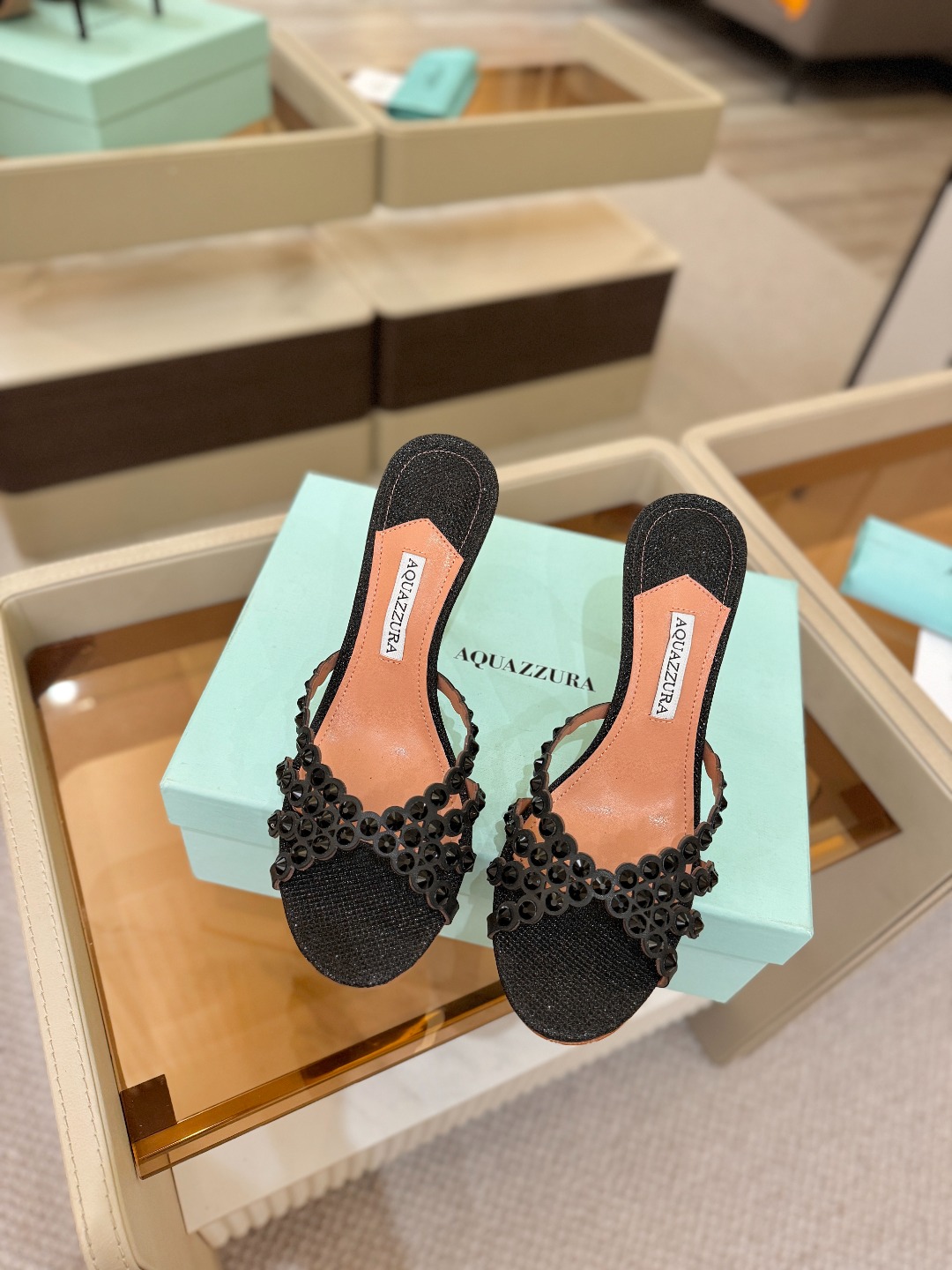Aquazzura   菠萝    𝐒𝐒  𝐧𝐞𝐰春夏新品高跟半鞋。满满的钻，超闪 🌸((☀️⥎☀️))