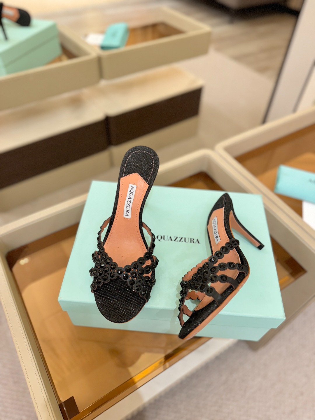 Aquazzura   菠萝    𝐒𝐒  𝐧𝐞𝐰春夏新品高跟半鞋。满满的钻，超闪 🌸((☀️⥎☀️))