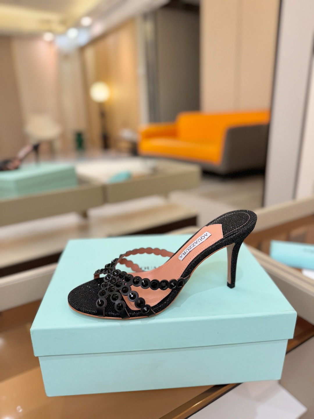 Aquazzura   菠萝    𝐒𝐒  𝐧𝐞𝐰春夏新品高跟半鞋。满满的钻，超闪 🌸((☀️⥎☀️))