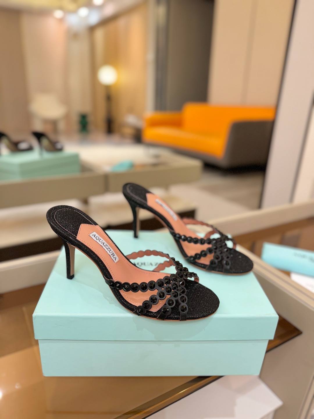 Aquazzura   菠萝    𝐒𝐒  𝐧𝐞𝐰春夏新品高跟半鞋。满满的钻，超闪 🌸((☀️⥎☀️))