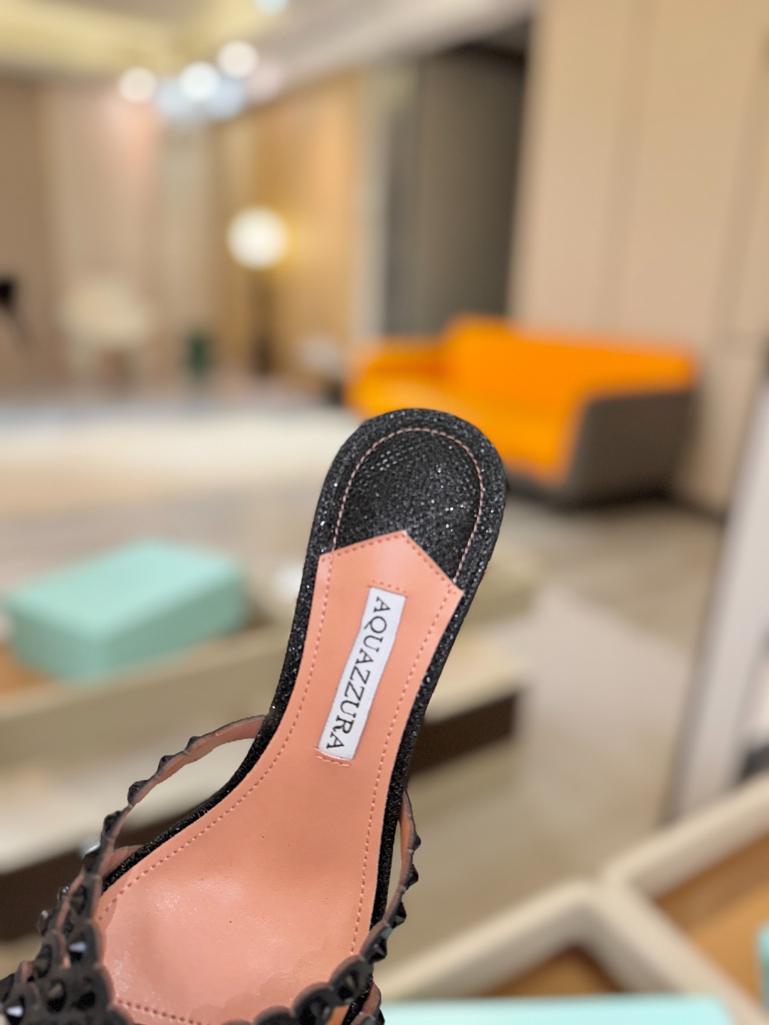 Aquazzura   菠萝    𝐒𝐒  𝐧𝐞𝐰春夏新品高跟半鞋。满满的钻，超闪 🌸((☀️⥎☀️))