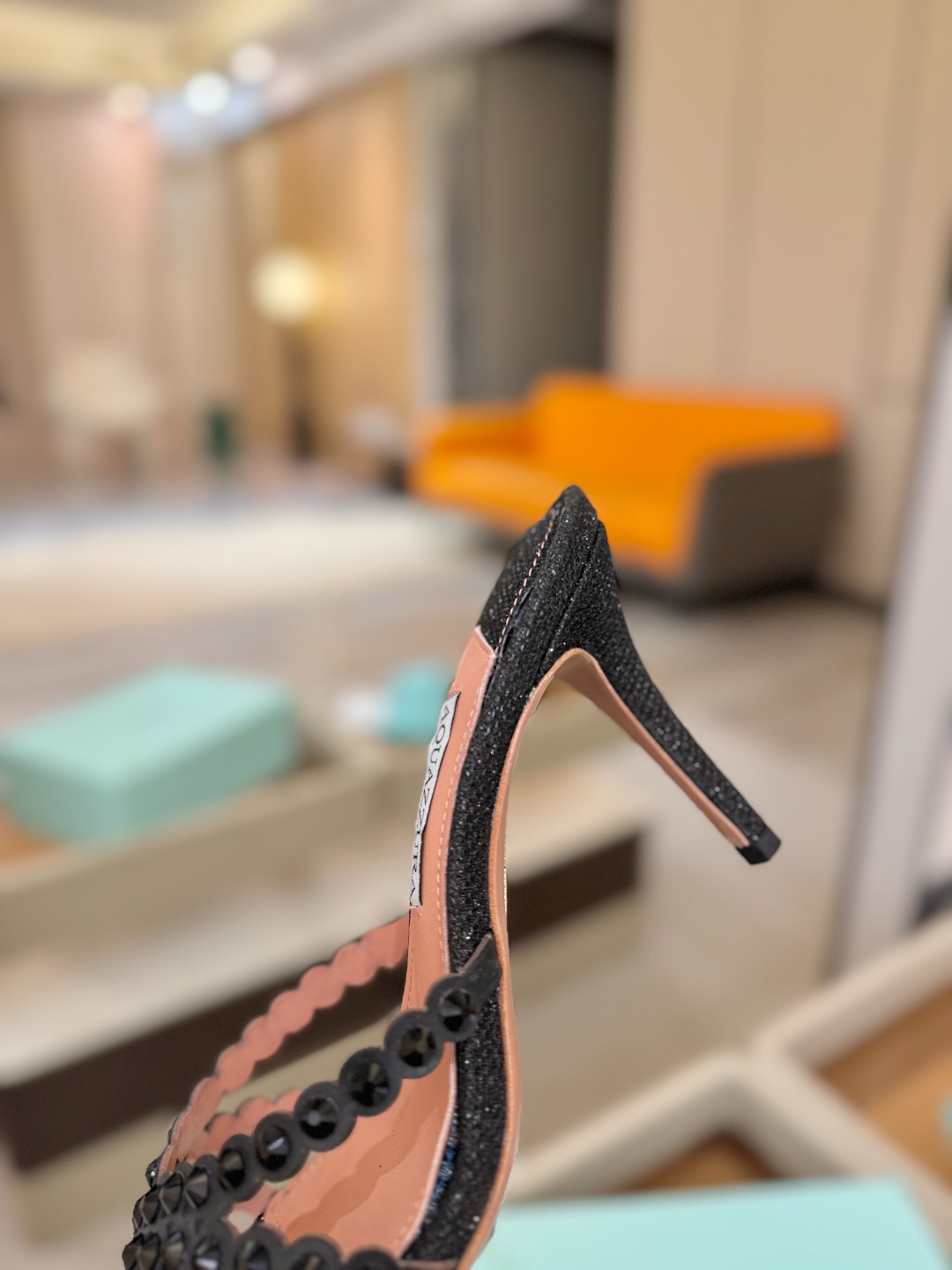 Aquazzura   菠萝    𝐒𝐒  𝐧𝐞𝐰春夏新品高跟半鞋。满满的钻，超闪 🌸((☀️⥎☀️))