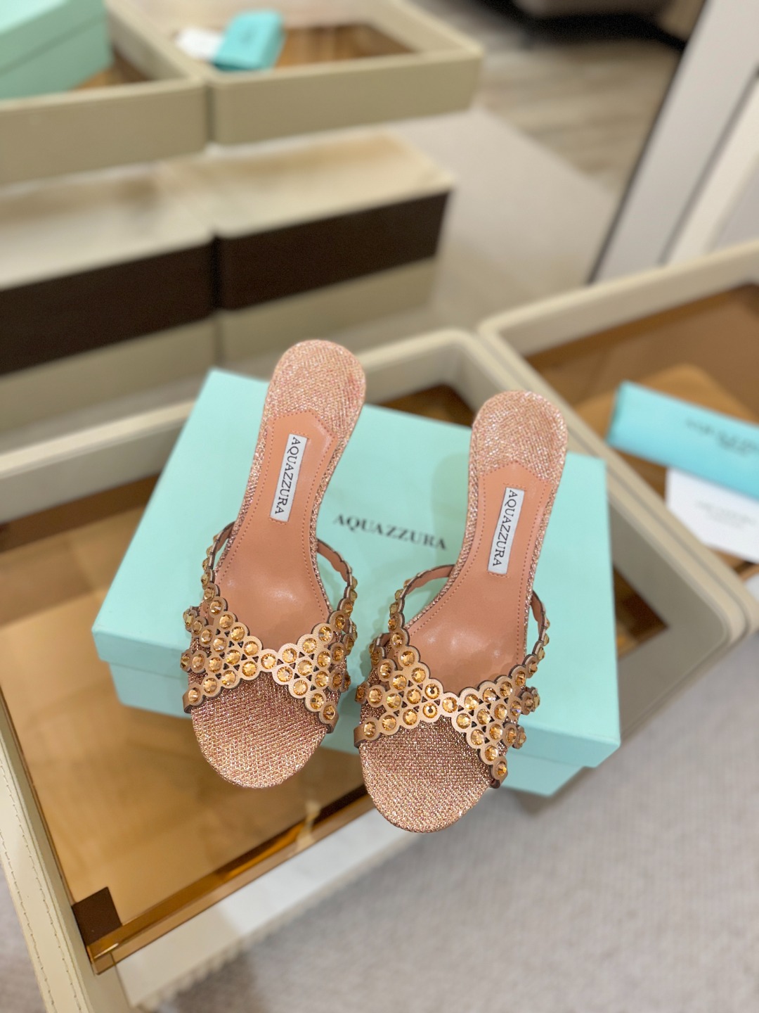 Aquazzura   菠萝    𝐒𝐒  𝐧𝐞𝐰春夏新品高跟半鞋。满满的钻，超闪 🌸((☀️⥎☀️))