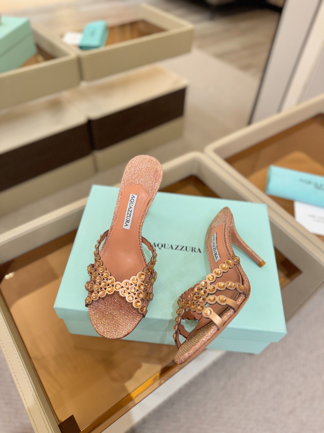 Aquazzura   菠萝    𝐒𝐒  𝐧𝐞𝐰春夏新品高跟半鞋。满满的钻，超闪 🌸((☀️⥎☀️))