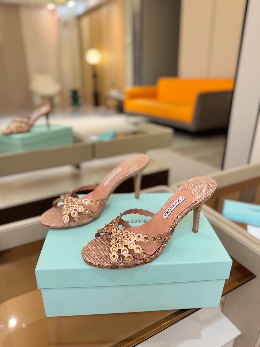 Aquazzura   菠萝    𝐒𝐒  𝐧𝐞𝐰春夏新品高跟半鞋。满满的钻，超闪 🌸((☀️⥎☀️))