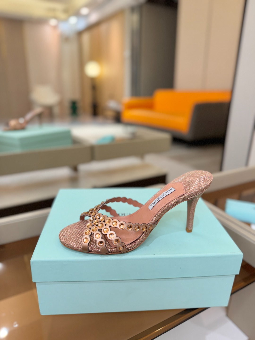 Aquazzura   菠萝    𝐒𝐒  𝐧𝐞𝐰春夏新品高跟半鞋。满满的钻，超闪 🌸((☀️⥎☀️))