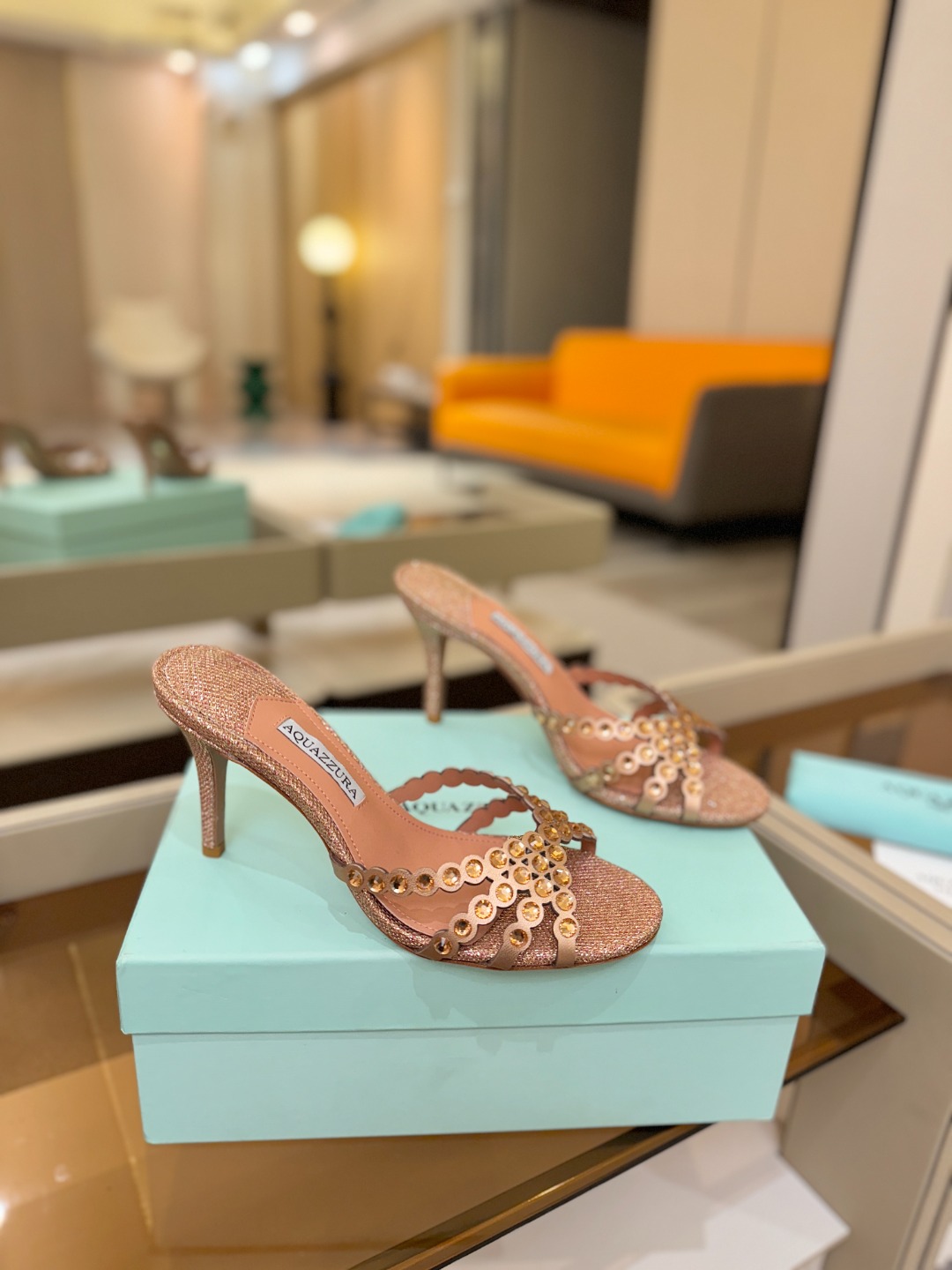 Aquazzura   菠萝    𝐒𝐒  𝐧𝐞𝐰春夏新品高跟半鞋。满满的钻，超闪 🌸((☀️⥎☀️))